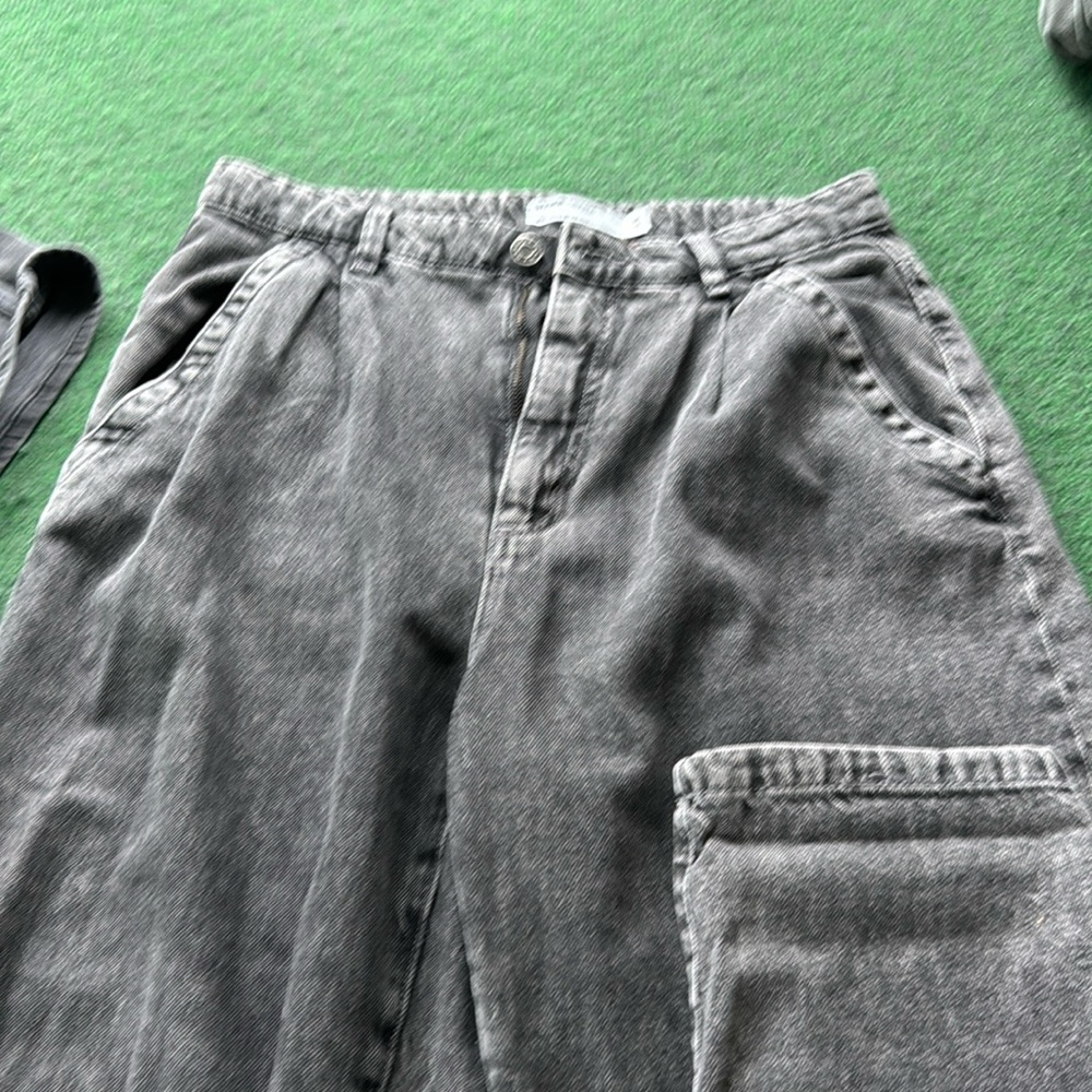Black jeans with from pleats